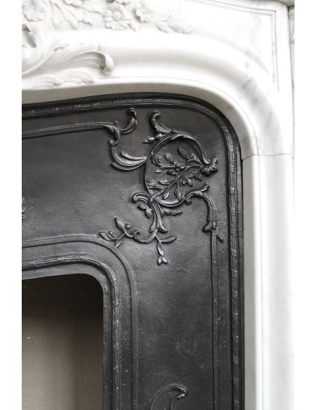 082 AG OUTSTANDING LOUIS XV FLORAL FIREPLACE MANTEL IN WHITE CARRARA MARBLE PROVIDED WITH ITS ORIGINAL CAST IRON INSERT