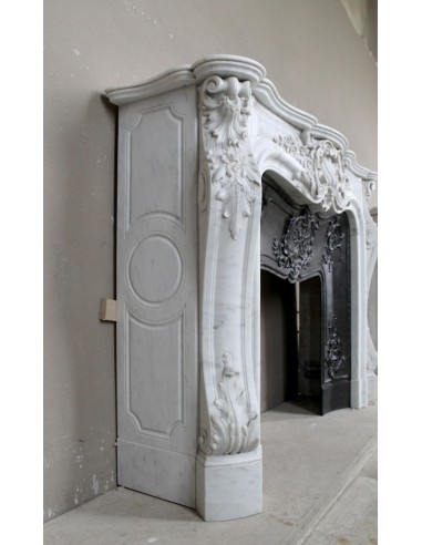 Antique Baroque white marble fire surround with exquisitely refined floral carvings, with its original cast iron insert.