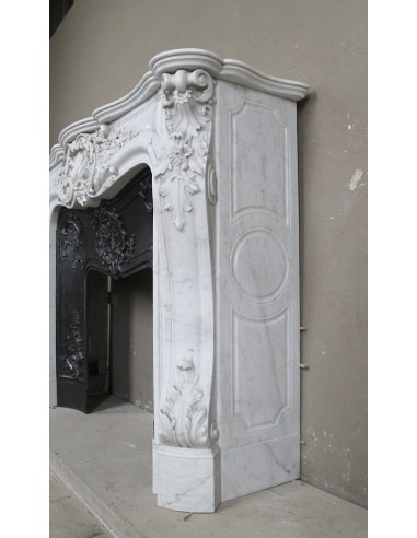 Antique Baroque white marble fire surround with exquisitely refined floral carvings, with its original cast iron insert.
