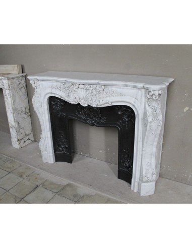 Antique Baroque white marble fire surround with exquisitely refined floral carvings, with its original cast iron insert.