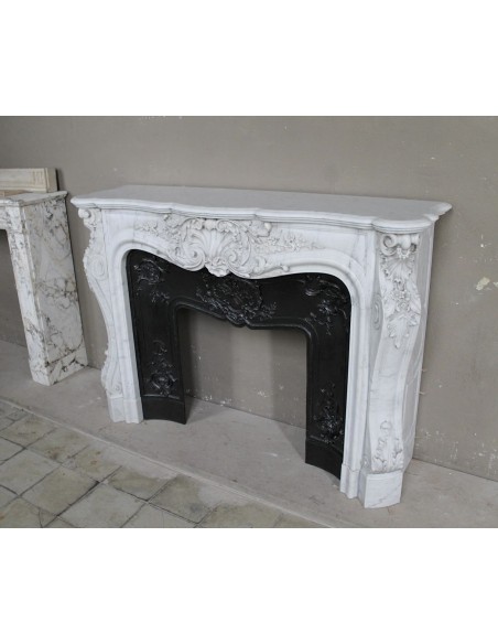 Antique Baroque white marble fire surround with exquisitely refined floral carvings, with its original cast iron insert.