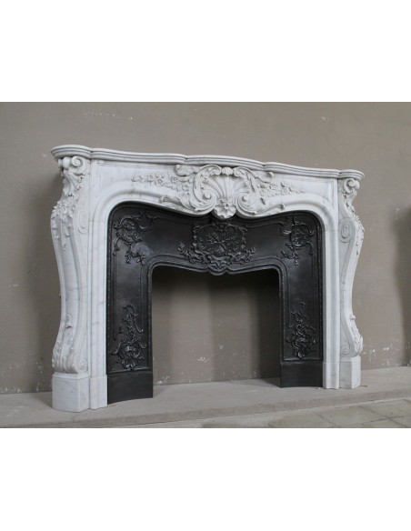 Antique Baroque white marble fire surround with exquisitely refined floral carvings, with its original cast iron insert.