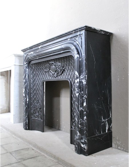 Antique "Boudin Arrondi" fireplace mantel in Black Marquinia veined marble provided with its original cast iron insert.