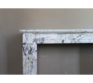 Antique neoclassical fireplace mantel in rare and elegant Calacatta Gold marble. This marble fire surround comes from Paris. 2