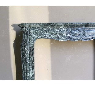 Antique Baroque-style fire surround in green Verde Alpi marble, dating back to the 19th century. This is a truly antique mantel. 2