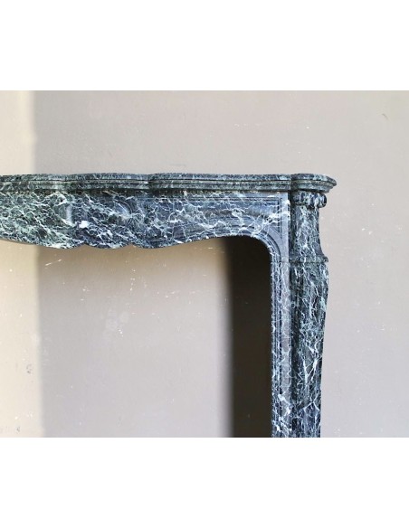 Antique Baroque-style fire surround in green Verde Alpi marble, dating back to the 19th century. This is a truly antique mantel.