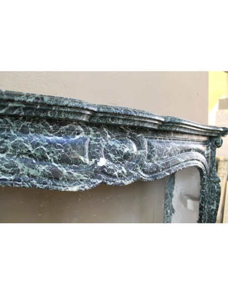 Antique Baroque-style fire surround in green Verde Alpi marble, dating back to the 19th century. This is a truly antique mantel.