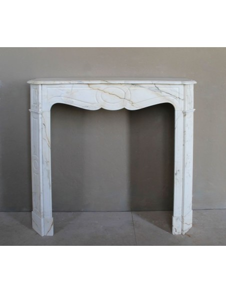 Antique Louis XV "Pompadour Plat" fireplace mantel in rare Paonazzo marble, a gorgeous white marble with golden veins.