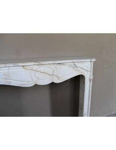 Antique Louis XV "Pompadour Plat" fireplace mantel in rare Paonazzo marble, a gorgeous white marble with golden veins.