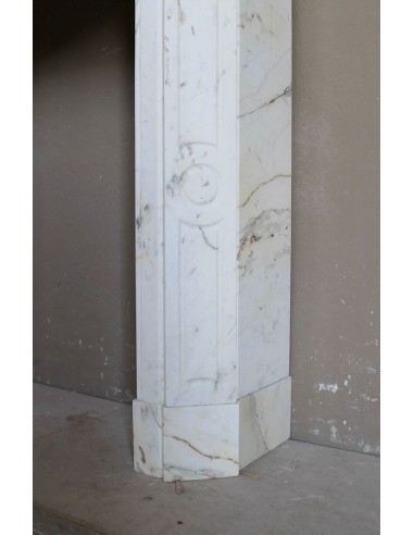 Antique Louis XV "Pompadour Plat" fireplace mantel in rare Paonazzo marble, a gorgeous white marble with golden veins.