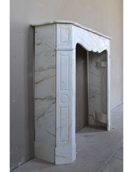 Antique Louis XV "Pompadour Plat" fireplace mantel in rare Paonazzo marble, a gorgeous white marble with golden veins.