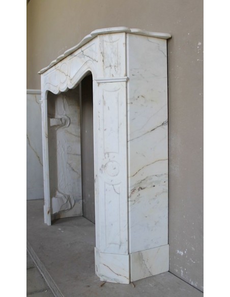 Antique Louis XV "Pompadour Plat" fireplace mantel in rare Paonazzo marble, a gorgeous white marble with golden veins.