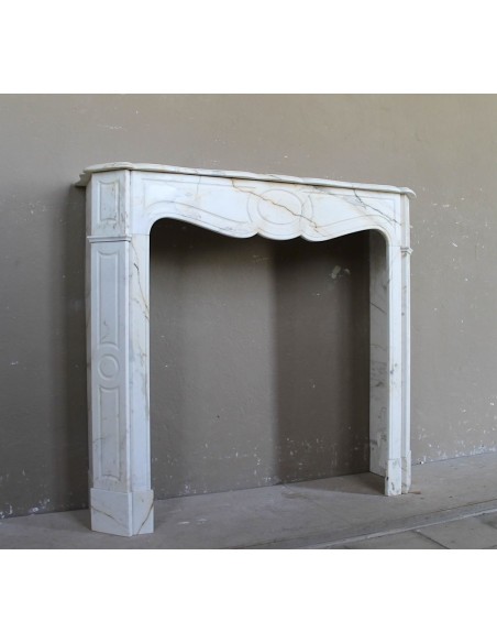 Antique Louis XV "Pompadour Plat" fireplace mantel in rare Paonazzo marble, a gorgeous white marble with golden veins.