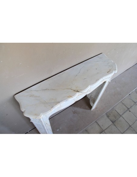 Antique Louis XV "Pompadour Plat" fireplace mantel in rare Paonazzo marble, a gorgeous white marble with golden veins.