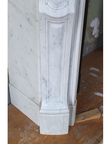 Louis XV “Moustache” fireplace mantel in White Carrara marble and fitted with its original cast iron insert.