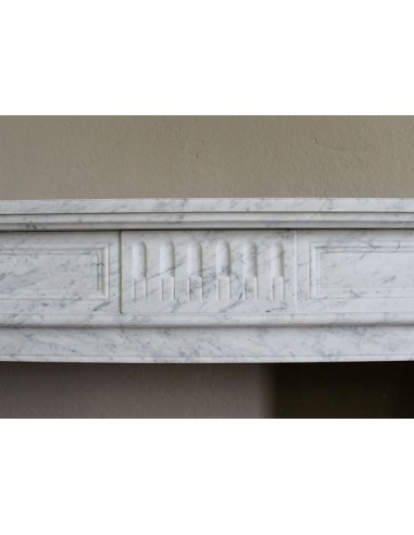 Neoclassical fireplace mantel in white marble. This is a marble mantel with sober, refined and elegant lines.