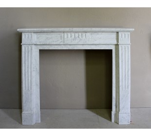 Neoclassical fireplace mantel in white marble. This is a marble mantel with sober, refined and elegant lines.