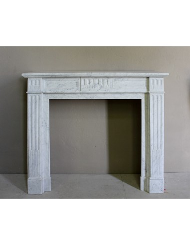 Neoclassical fireplace mantel in white marble. This is a marble mantel with sober, refined and elegant lines.