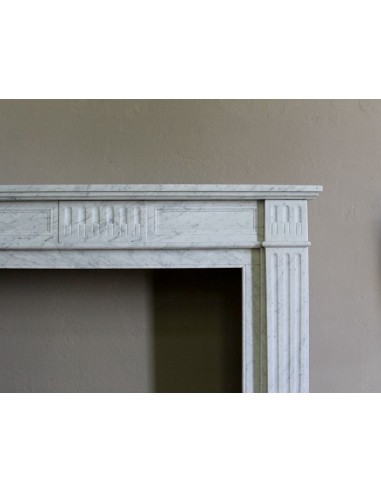 Neoclassical fireplace mantel in white marble. This is a marble mantel with sober, refined and elegant lines.