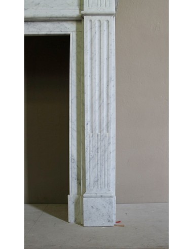 Neoclassical fireplace mantel in white marble. This is a marble mantel with sober, refined and elegant lines.