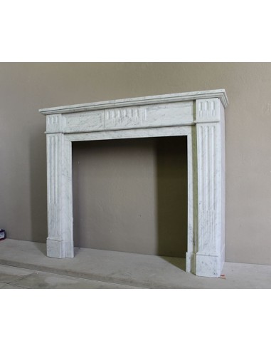 Neoclassical fireplace mantel in white marble. This is a marble mantel with sober, refined and elegant lines.