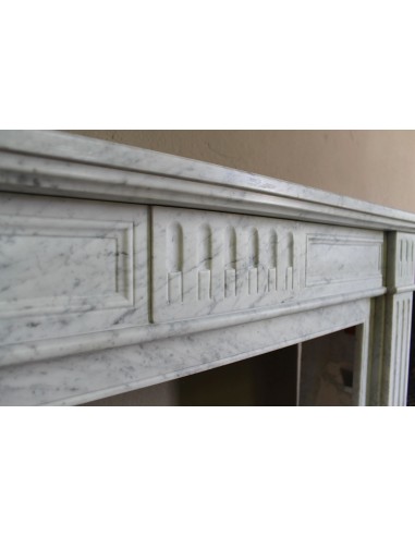 Neoclassical fireplace mantel in white marble. This is a marble mantel with sober, refined and elegant lines.