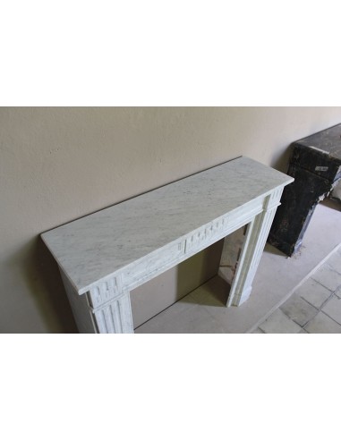 Neoclassical fireplace mantel in white marble. This is a marble mantel with sober, refined and elegant lines.