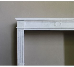 Neoclassical “Cannelure” fire surround in white Carrara marble, with very original, purely neoclassical lines. 2