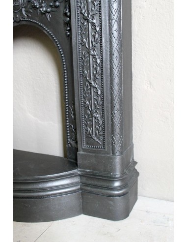Antique cast iron mantelpiece from Paris. This Art Nouveau style fire surround dates back to the XXth century.