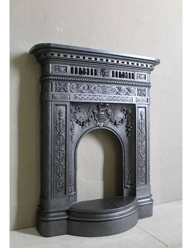 Antique cast iron mantelpiece from Paris. This Art Nouveau style fire surround dates back to the XXth century.