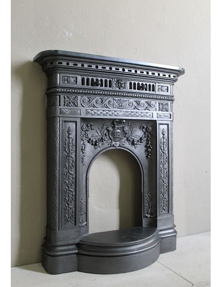 Antique cast iron mantelpiece from Paris. This Art Nouveau style fire surround dates back to the XXth century.