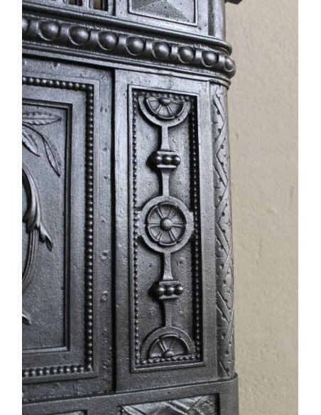 Antique “Larcher” cast iron mantelpiece with floral decorations. A refined, elegant, 19th-century antique fire surround.