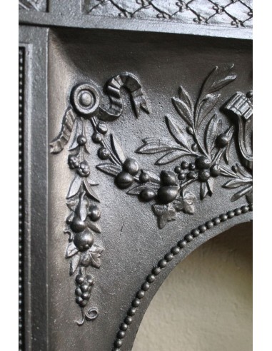 Antique “Larcher” cast iron mantelpiece with floral decorations. A refined, elegant, 19th-century antique fire surround.