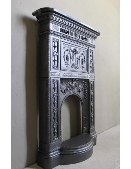 Antique “Larcher” cast iron mantelpiece with floral decorations. A refined, elegant, 19th-century antique fire surround.