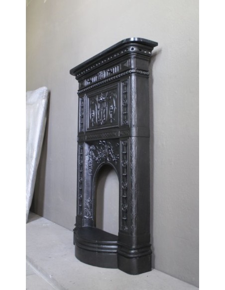 Antique “Larcher” cast iron mantelpiece with floral decorations. A refined, elegant, 19th-century antique fire surround.