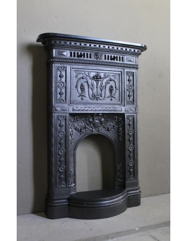 Antique “Larcher” cast iron mantelpiece with floral decorations. A refined, elegant, 19th-century antique fire surround.