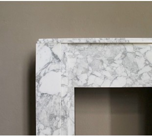 Antique iconic Art Deco mantelpiece carved in white veined Arabescato marble with Portoro marble inserts. 2