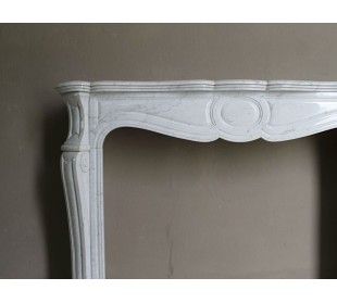 Antique Baroque “Pompadour Pied Galbé” mantelpiece of large size, carved in high quality White “P” (“Pure”) Carrara marble. 2