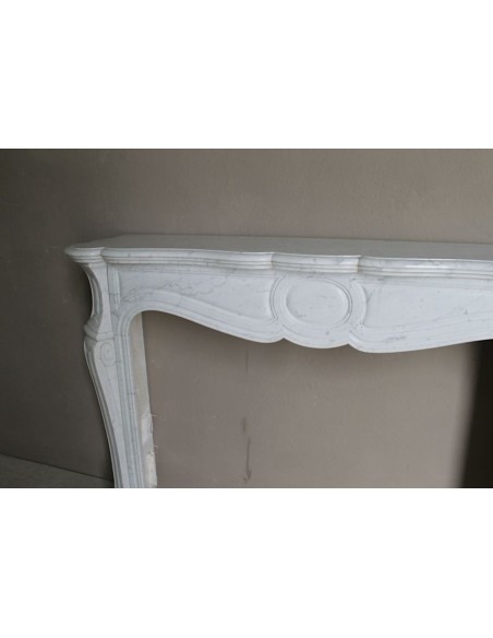 Antique Baroque “Pompadour Pied Galbé” mantelpiece of large size, carved in high quality White “P” (“Pure”) Carrara marble.