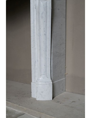 Antique Baroque “Pompadour Pied Galbé” mantelpiece of large size, carved in high quality White “P” (“Pure”) Carrara marble.