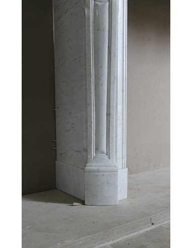 Antique Baroque “Pompadour Pied Galbé” mantelpiece of large size, carved in high quality White “P” (“Pure”) Carrara marble.