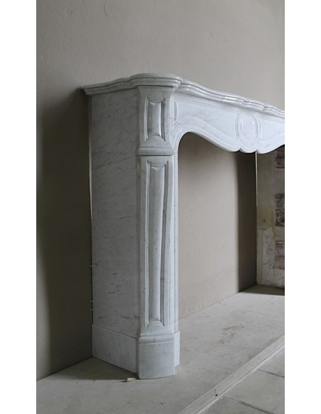 Antique Baroque “Pompadour Pied Galbé” mantelpiece of large size, carved in high quality White “P” (“Pure”) Carrara marble.