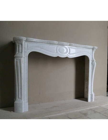 Antique Baroque “Pompadour Pied Galbé” mantelpiece of large size, carved in high quality White “P” (“Pure”) Carrara marble.