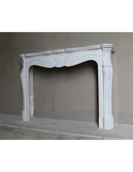 Antique Baroque “Pompadour Pied Galbé” mantelpiece of large size, carved in high quality White “P” (“Pure”) Carrara marble.