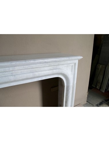 Antique white marble fireplace mantel called “Boudin Arrondi” because of its sinuous and refined lines.