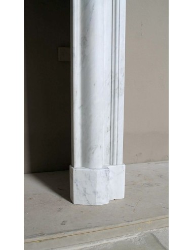 Antique white marble fireplace mantel called “Boudin Arrondi” because of its sinuous and refined lines.