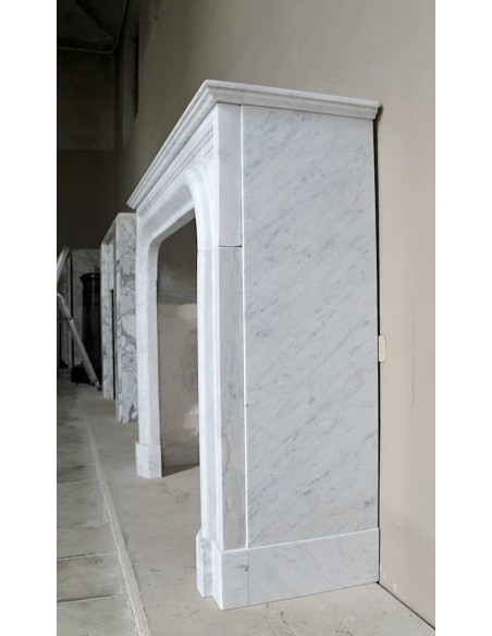 Antique white marble fireplace mantel called “Boudin Arrondi” because of its sinuous and refined lines.