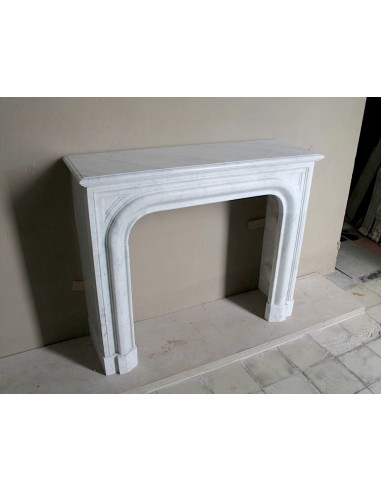 Antique white marble fireplace mantel called “Boudin Arrondi” because of its sinuous and refined lines.