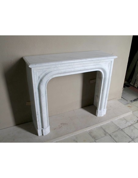 Antique white marble fireplace mantel called “Boudin Arrondi” because of its sinuous and refined lines.