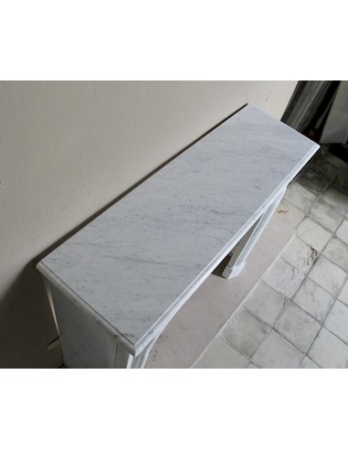 Antique white marble fireplace mantel called “Boudin Arrondi” because of its sinuous and refined lines.